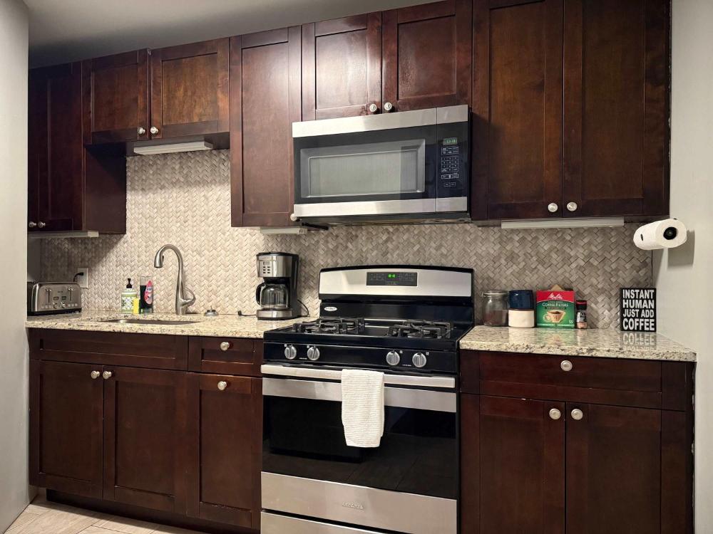 Downtown! 2BD City view Onsite Parking King LM809